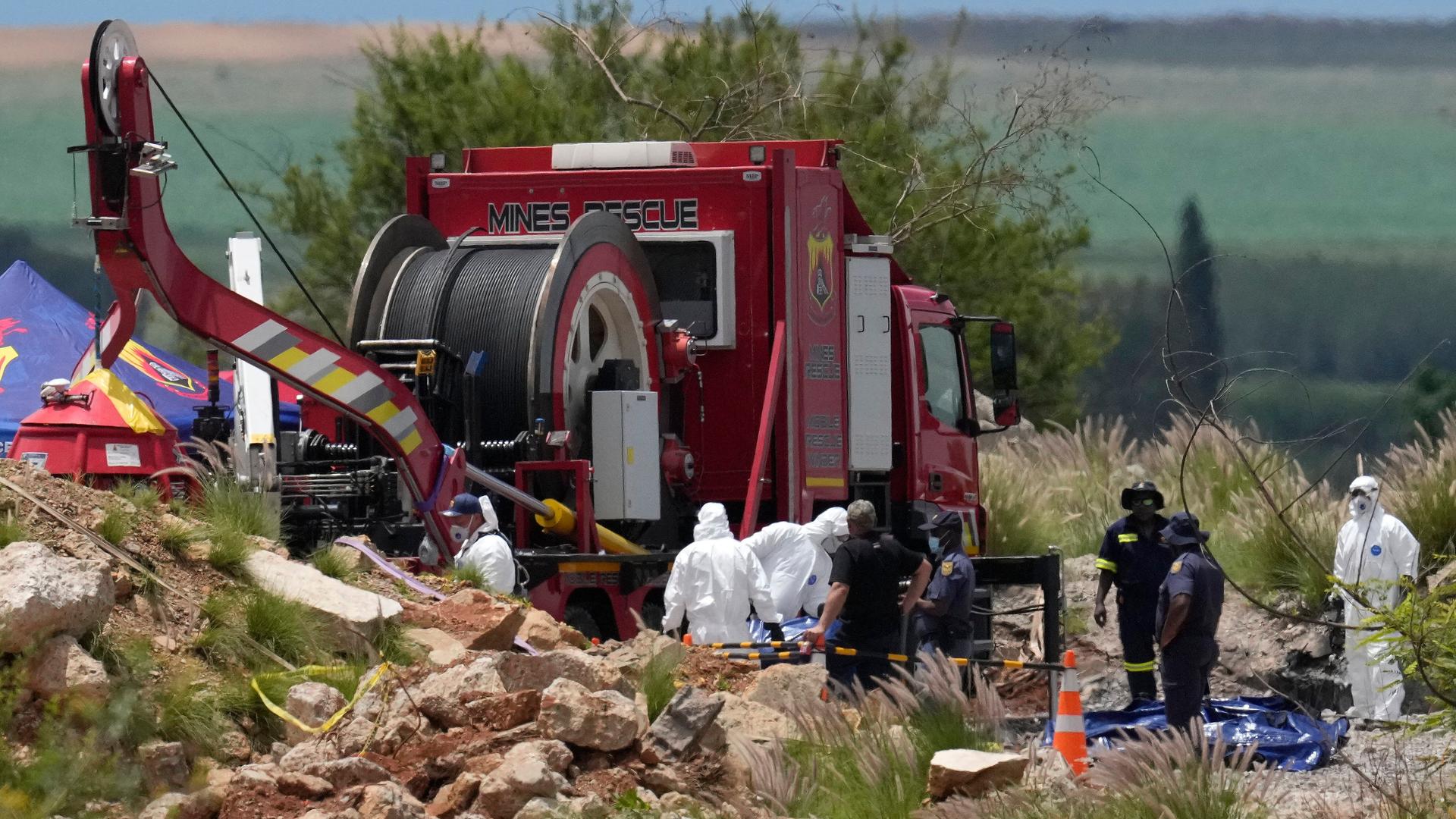 Gerichtsmediziner tragen Leichen in blauen Säcken bei einer Rettungsaktion. Bergung von Bergleuten aus einer verlassenen Goldmine in Stilfontein, Südafrika, 15. Januar 2025. 