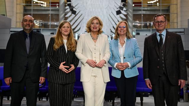 Die neue Bundestagsvizepräsidentin Klöckner mit ihren Vizepräsidentinnen- und Präsidenten Nouripour, Ortleb, Lindholz und Ramelow stehen für ein Foto nebeneinander.