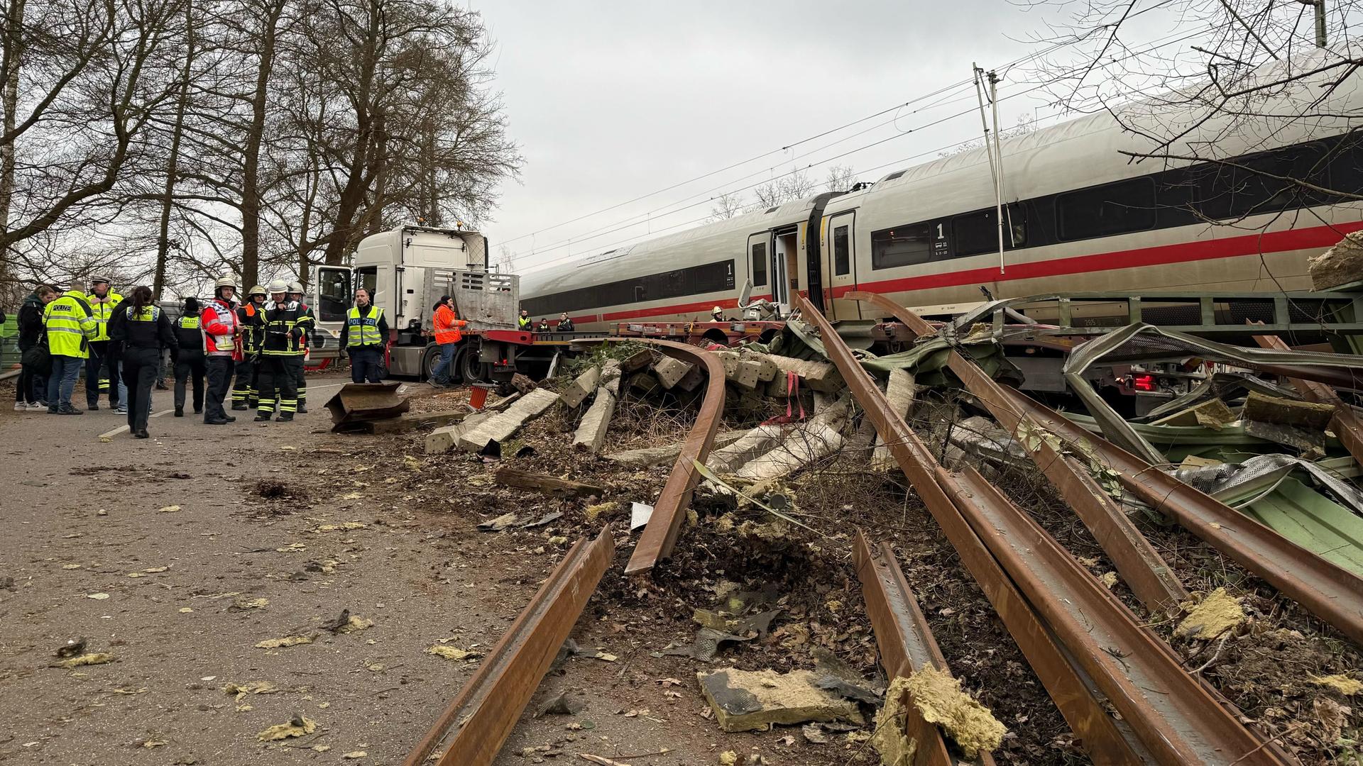 11.02.2025, : Rettungskräfte arbeiten nach dem Zusammenstoß zwischen einem ICE und einem Sattelschlepper an der Unfallstelle.
        Foto: Daniel Bockwoldt/dpa +++ dpa-Bildfunk +++