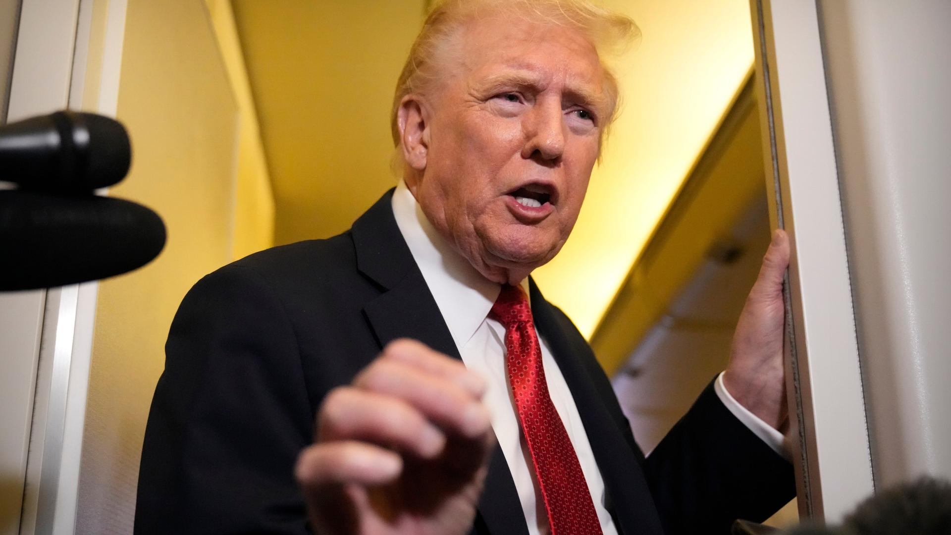 US-Präsident Donald Trump spricht an Bord der Air Force One zu Reportern. US-Präsident Donald Trump spricht an Bord der Air Force One zu Reportern.