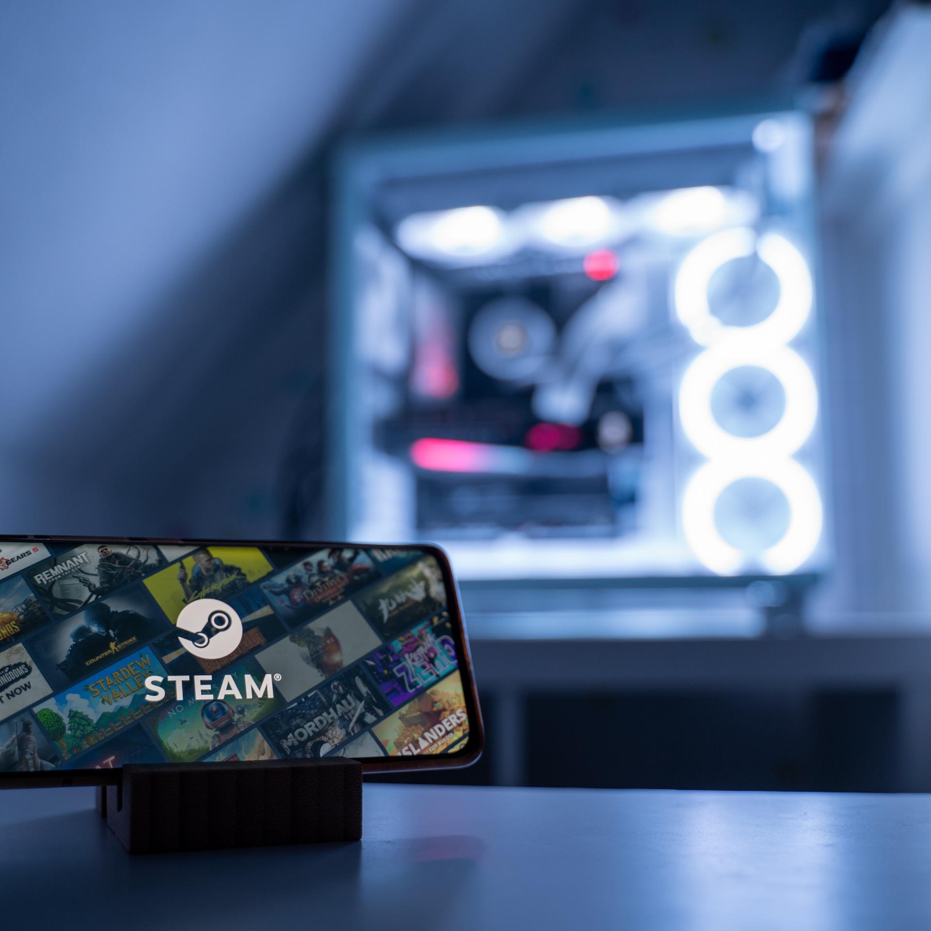 Auf einem Smartphone-Display ist das Logo der Gaming-Plattform Steam zu sehen. 