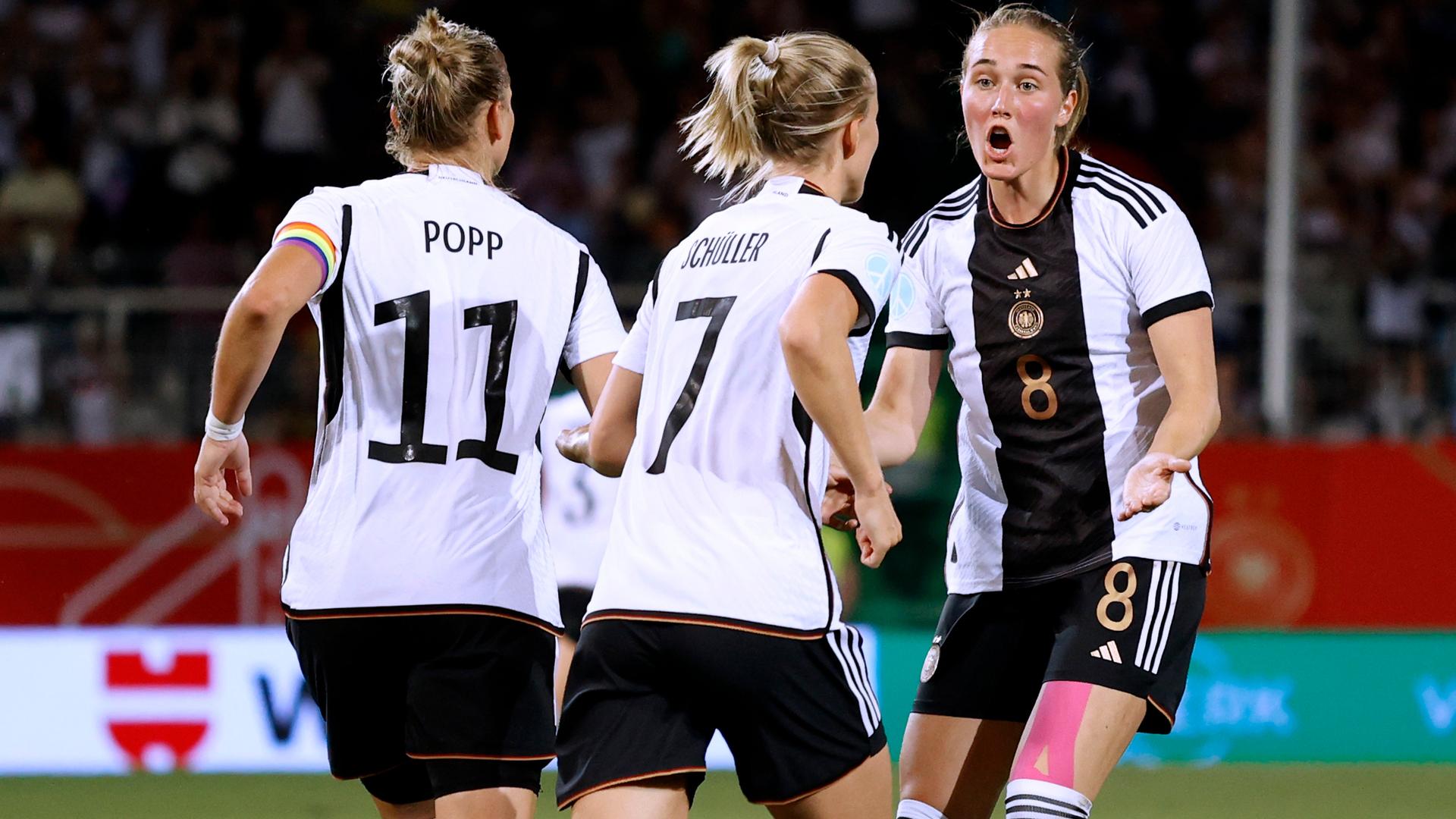 Alexandra Popp jubelt nach Ihrem Tor zum 2 : 2-Ausgleich mit Lea Schüller und  Sydney Lohmann im Spiel gegen Sambia.