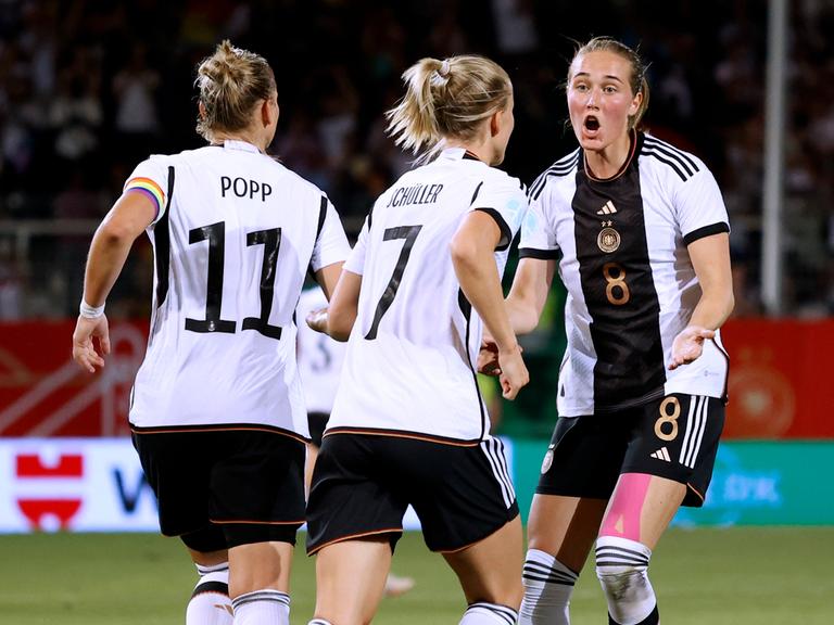 Alexandra Popp jubelt nach Ihrem Tor zum 2 : 2-Ausgleich mit Lea Schüller und  Sydney Lohmann im Spiel gegen Sambia.