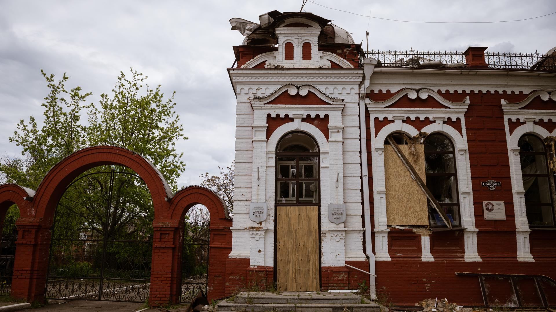 Das beschädigte Museum in Huliaipole in der Ukraine. 
