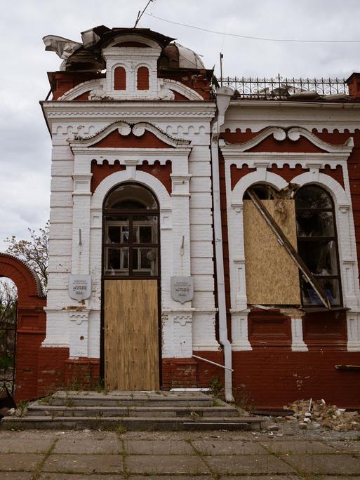 Das beschädigte Museum in Huliaipole in der Ukraine. 