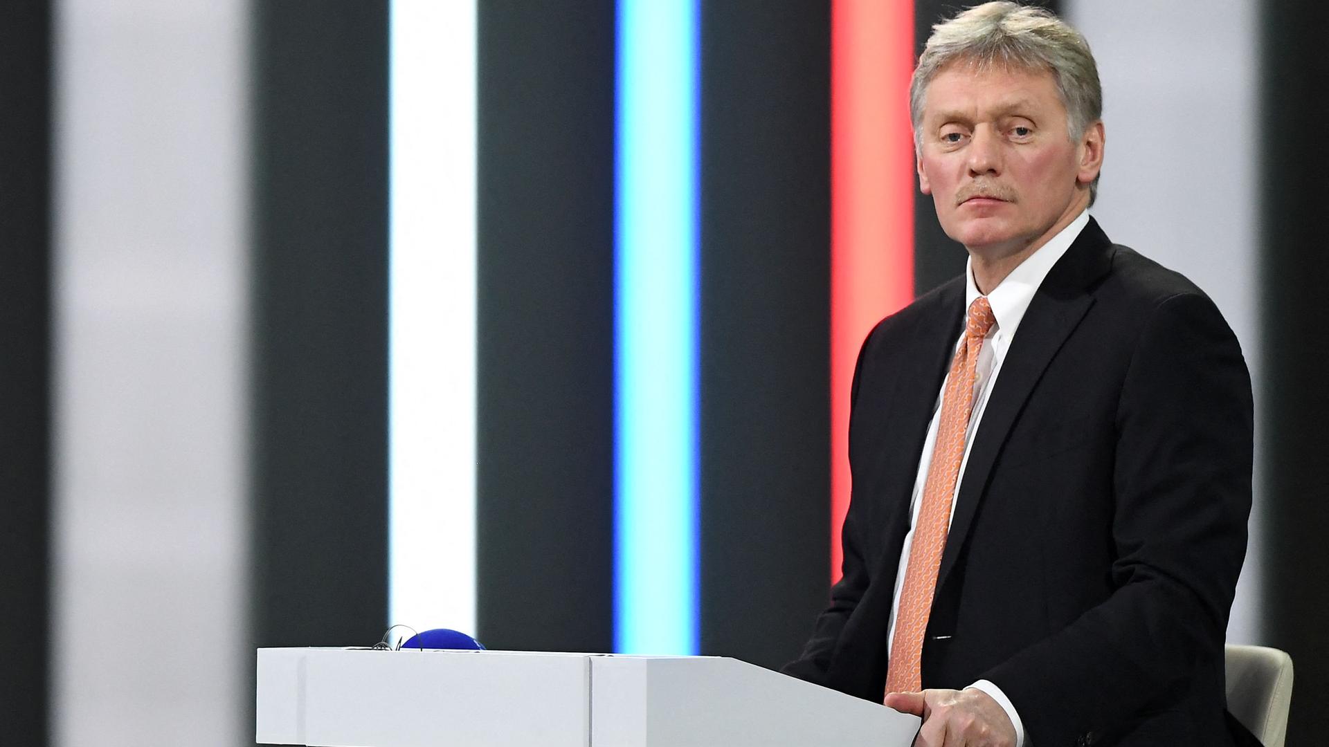 Der Sprecher von Russlands Präsident Putin, Dmitry Peskow, steht an einem Rednerpult. Der Sprecher von Russlands Präsident Putin, Dmitry Peskow, steht an einem Rednerpult.