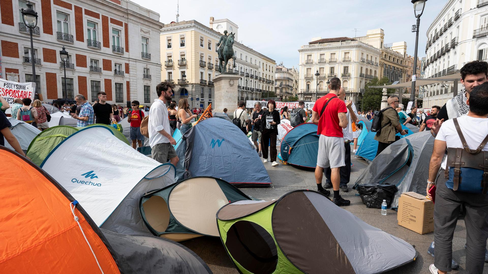Demonstranten errichten aus Protest gegen Zwangsräumungen und die Wohnungskrise in Madrid ein Zeltlager.