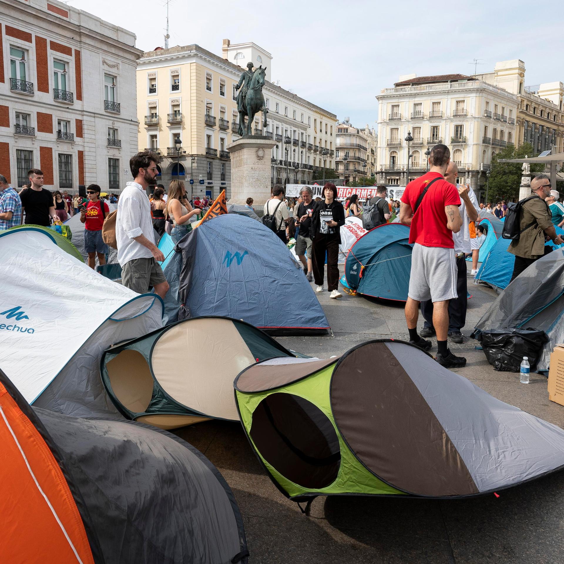 Demonstranten errichten aus Protest gegen Zwangsräumungen und die Wohnungskrise in Madrid ein Zeltlager.
