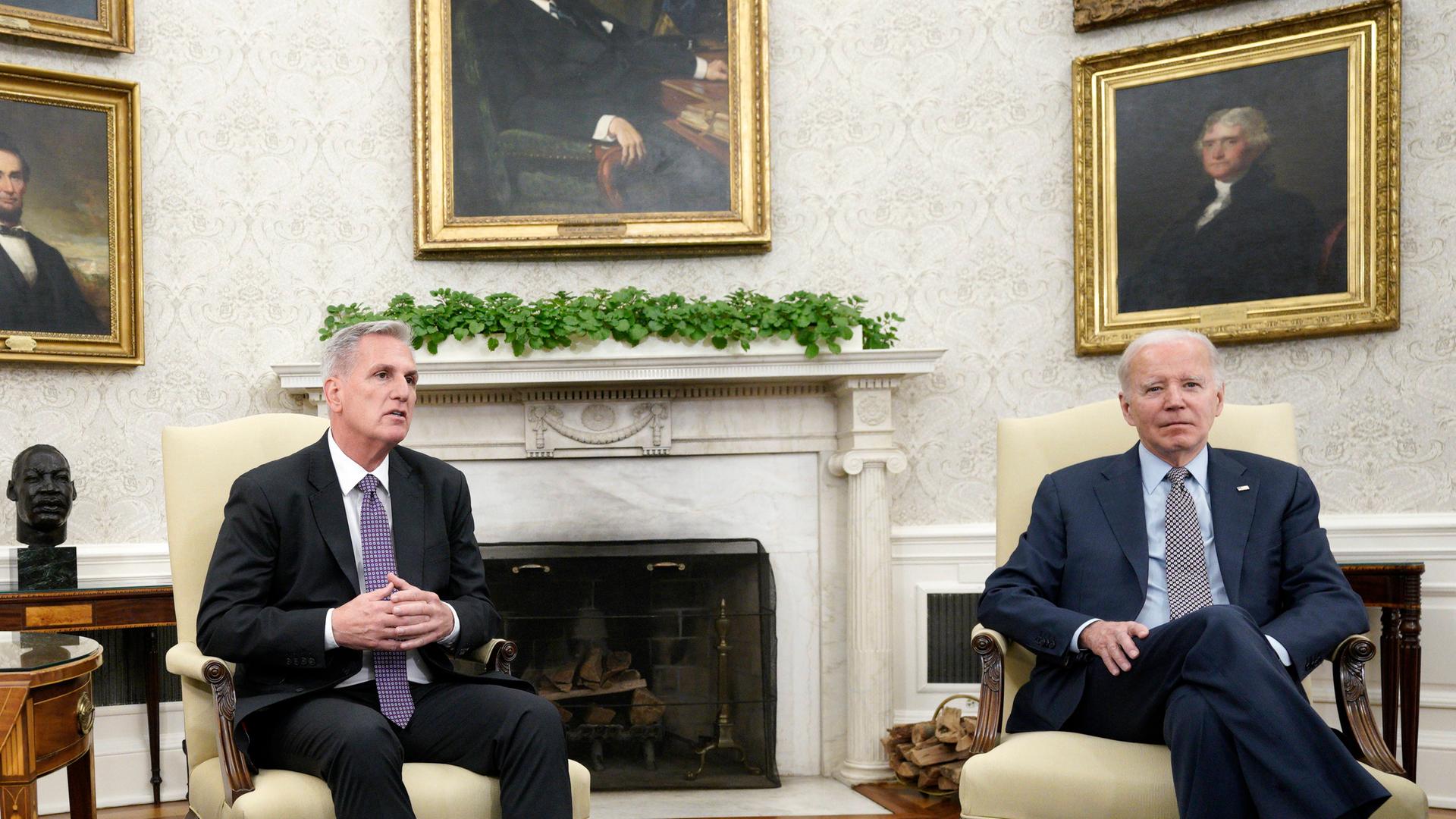 Der demokratische US-Präsident Joe Biden (rechts) bei einem Treffen mit dem republikanischen Mehrheitsführer im Repräsentantenhaus, Kevin McCarthy.