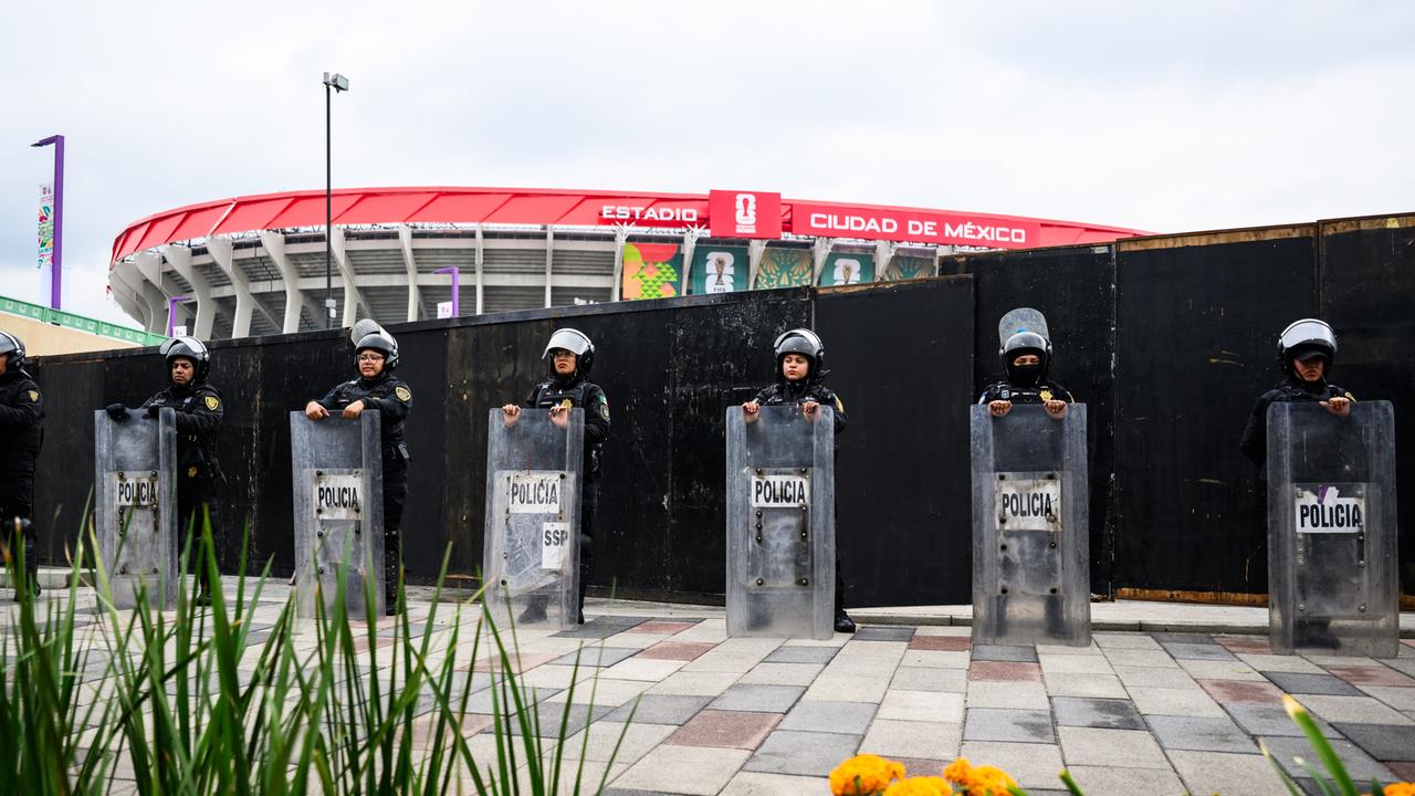 Polizisten stehen vor dem Aztekenstadion in Mexiko-Stadt.