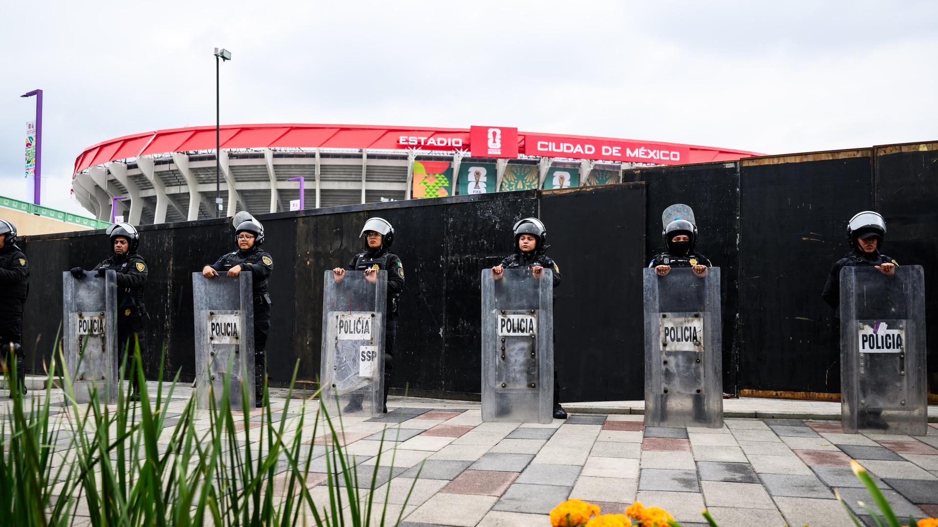 Polizisten stehen vor dem Aztekenstadion in Mexiko-Stadt. Polizisten stehen vor dem Aztekenstadion in Mexiko-Stadt.
