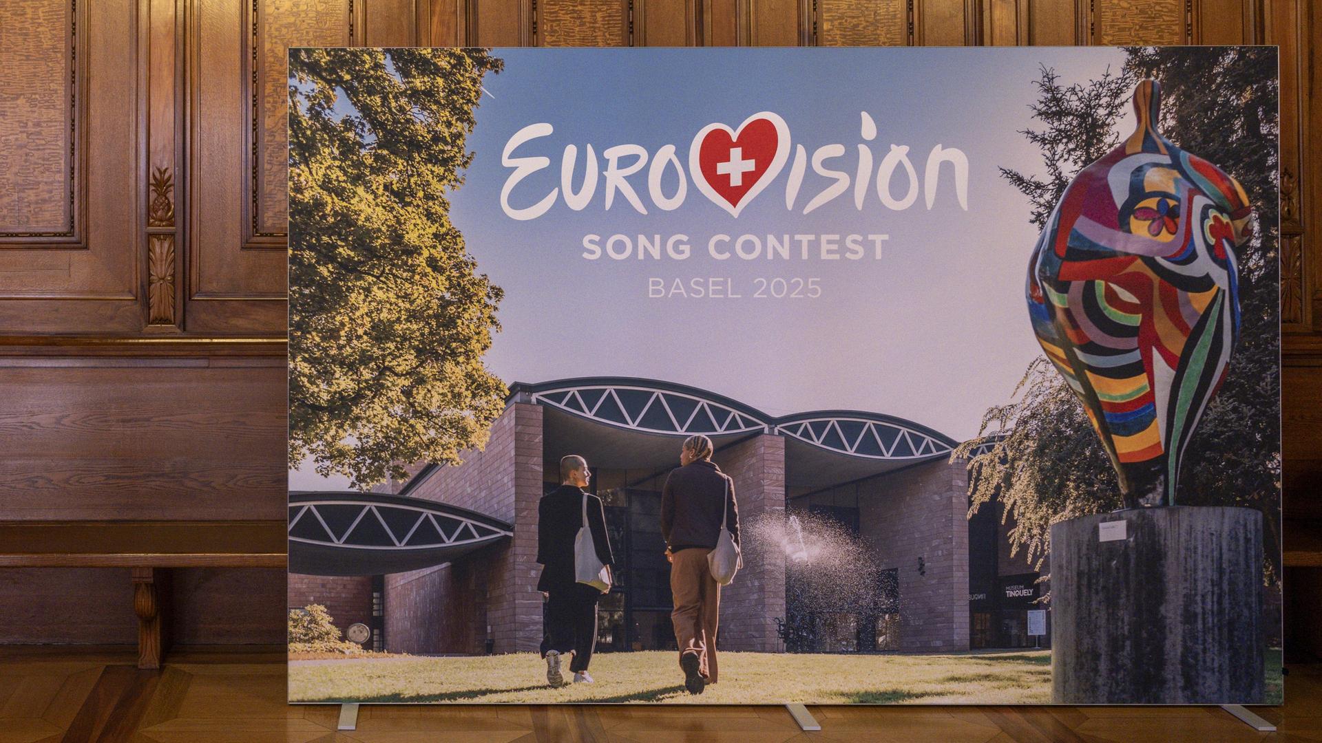 Ein Poster mit Werbung für den Eurovision Song Contest (ESC) 2025 in Basel steht in einem Saal im Baseler Rathaus.