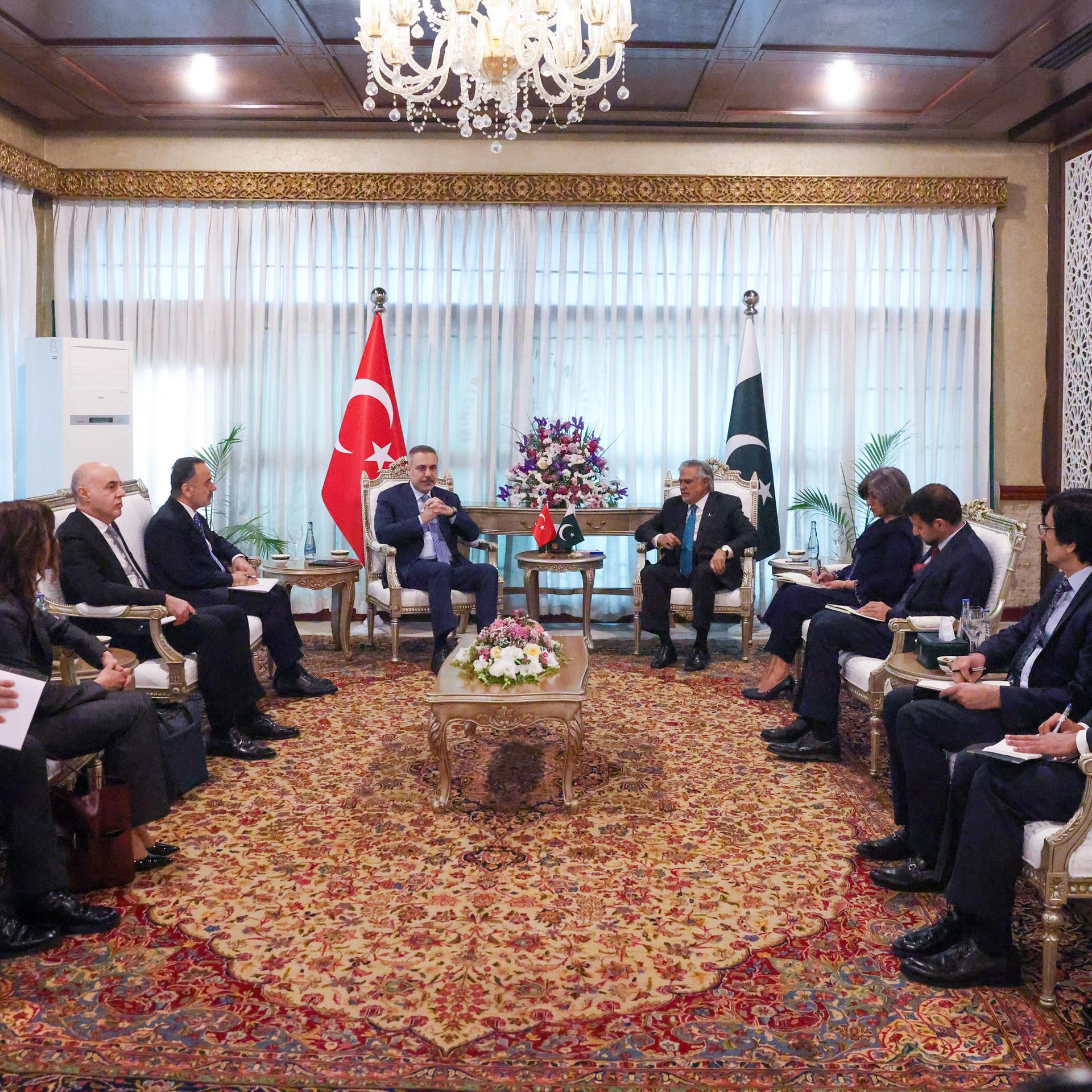 Islamabad - Pakistan bemüht sich um Deeskalation im Iran-Krieg - Außenminister Saudi-Arabiens, Ägyptens und der Türkei zu zweitägigen Gesprächen eingetroffen