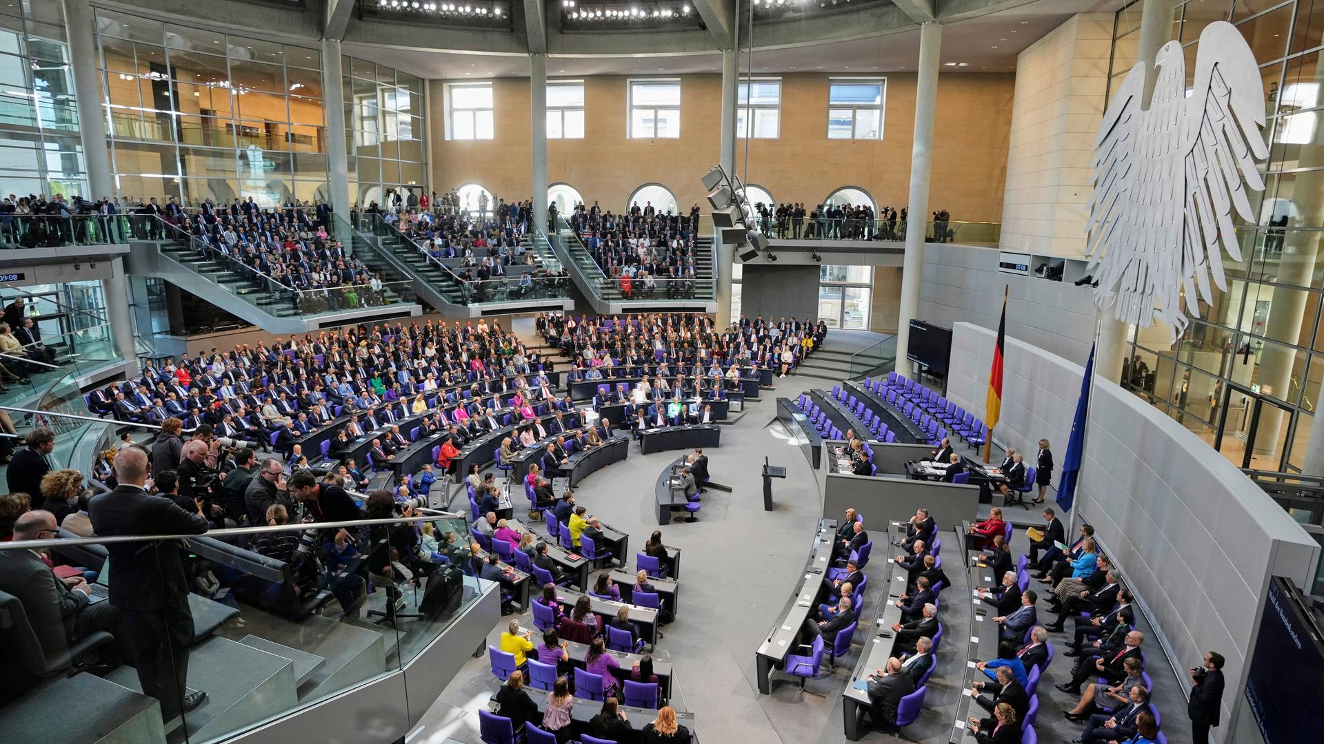 Bis auf die Regierungsbank sind alle Plätze im Bundestagsplenum und auch die Tribünen besetzt.