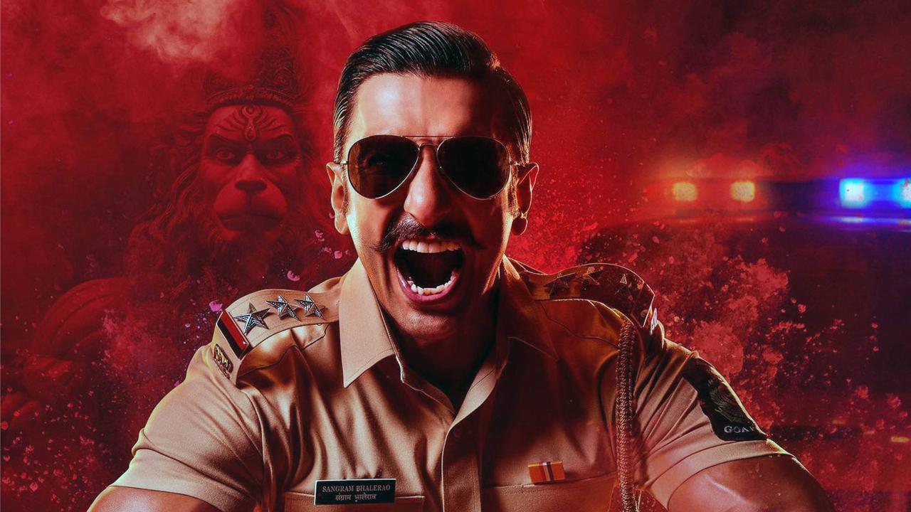 Ein Schauspieler als Polizist auf einem Werbemotiv für den indischen Film "Singham Again" von Rohit Shetty Ranveer Singh. 
