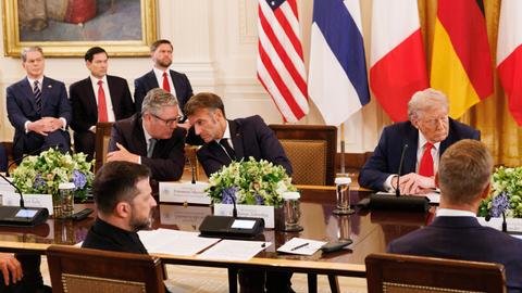 Ministerpräsident Keir Starmer (Großbritannien, li.), der französische Präsident Emmanuel Macron und US-Präsident Donald Trump bei den Ukraine-Gesprächen in Washimgton. Im Vordergrund der ukrainische Präsident Wolodymyr Selenskyj.