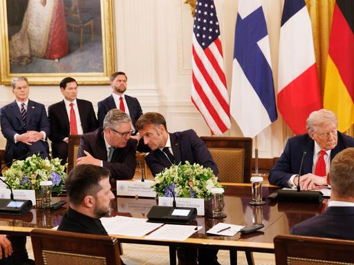 Ministerpräsident Keir Starmer (Großbritannien, li.), der französische Präsident Emmanuel Macron und US-Präsident Donald Trump bei den Ukraine-Gesprächen in Washimgton. Im Vordergrund der ukrainische Präsident Wolodymyr Selenskyj.