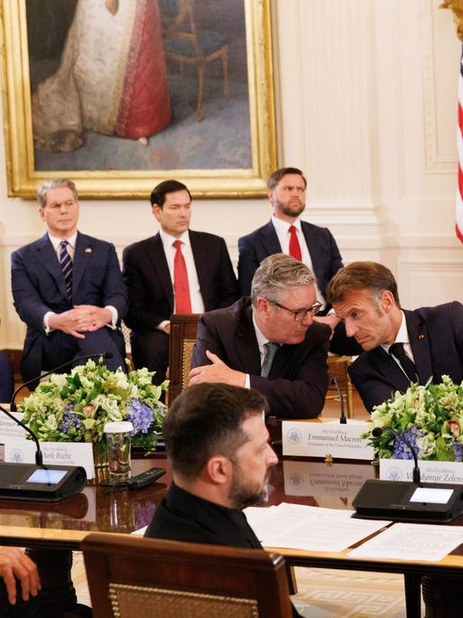 Ministerpräsident Keir Starmer (Großbritannien, li.), der französische Präsident Emmanuel Macron und US-Präsident Donald Trump bei den Ukraine-Gesprächen in Washimgton. Im Vordergrund der ukrainische Präsident Wolodymyr Selenskyj.