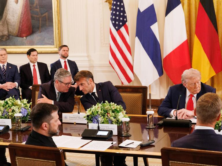 Ministerpräsident Keir Starmer (Großbritannien, li.), der französische Präsident Emmanuel Macron und US-Präsident Donald Trump bei den Ukraine-Gesprächen in Washimgton. Im Vordergrund der ukrainische Präsident Wolodymyr Selenskyj.