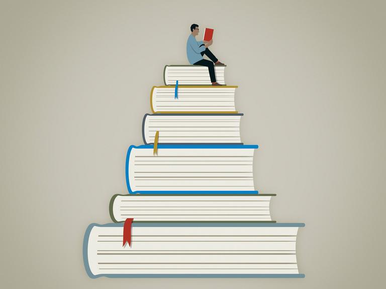 Illustration: Ein Mann sitzt auf hohem Bücherstapel und liest.