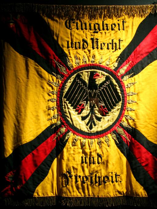 Das "Reichsbanner Schwarz-Rot-Gold" von 1924 in einer Ausstellung im Haus der Geschichte.