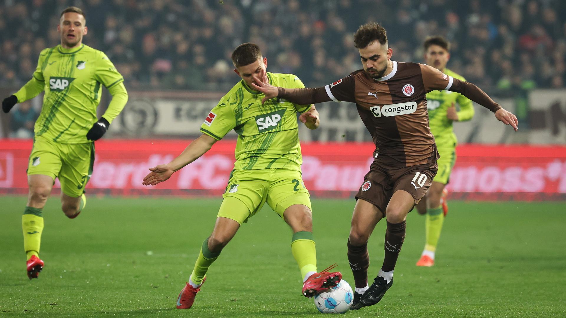 Szene aus dem Spiel St. Pauli gegen Hoffenheim; St. Paulis Spieler Daniel Sinani (r) und Hoffenheims Spieler Robin Hranac im Kampf um den Ball.