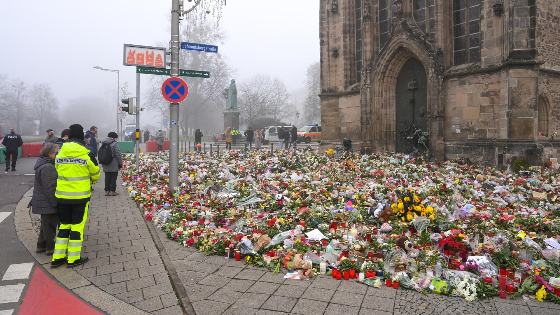 Tausende Kerzen, Blumen und Plüschtiere liegen vor der Johanniskirche in Magdeburg.