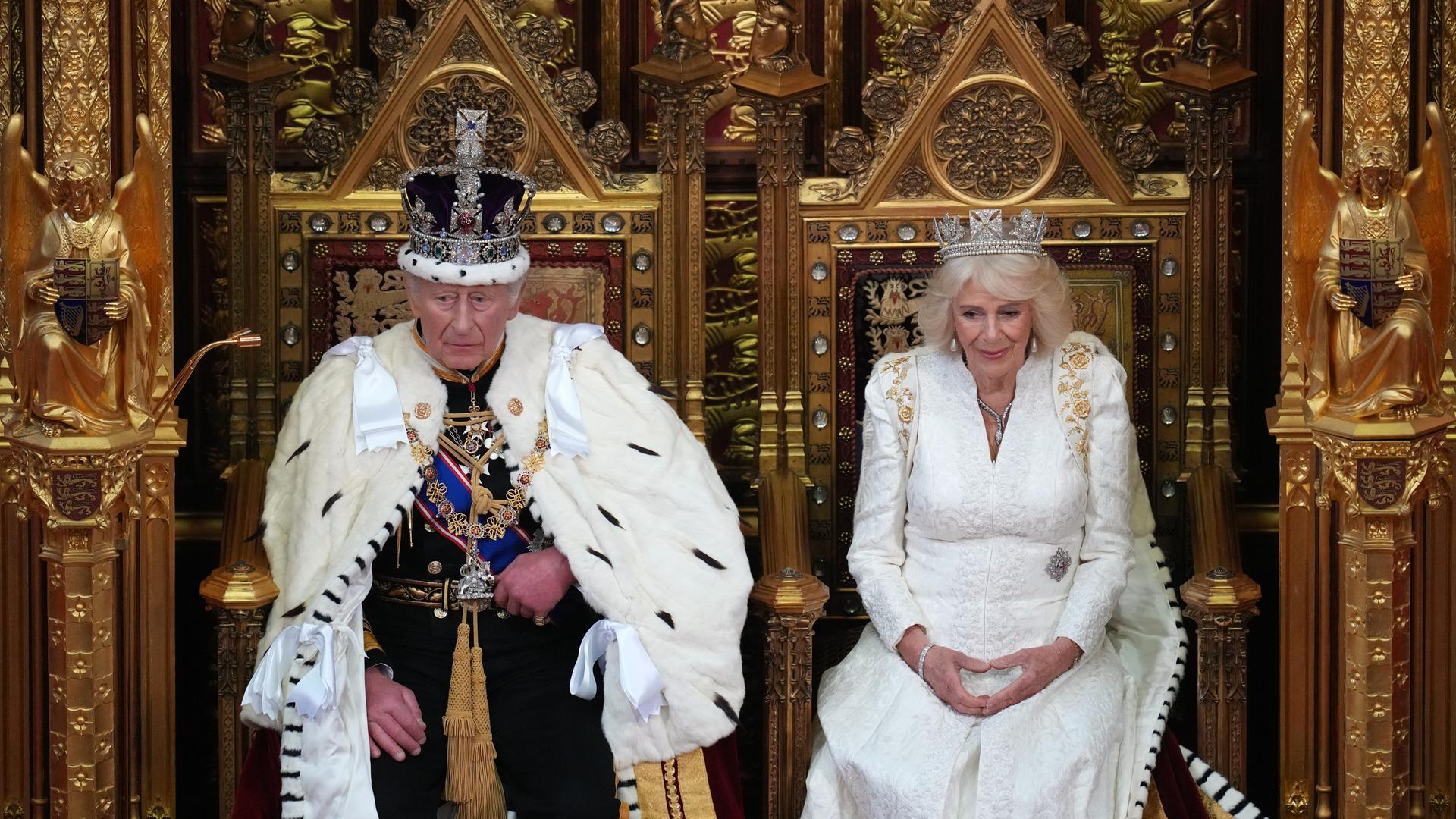Großbritanniens König Charles III. sitzt neben Königin Camilla während der Eröffnung des Parlaments im Palace of Westminster in London 