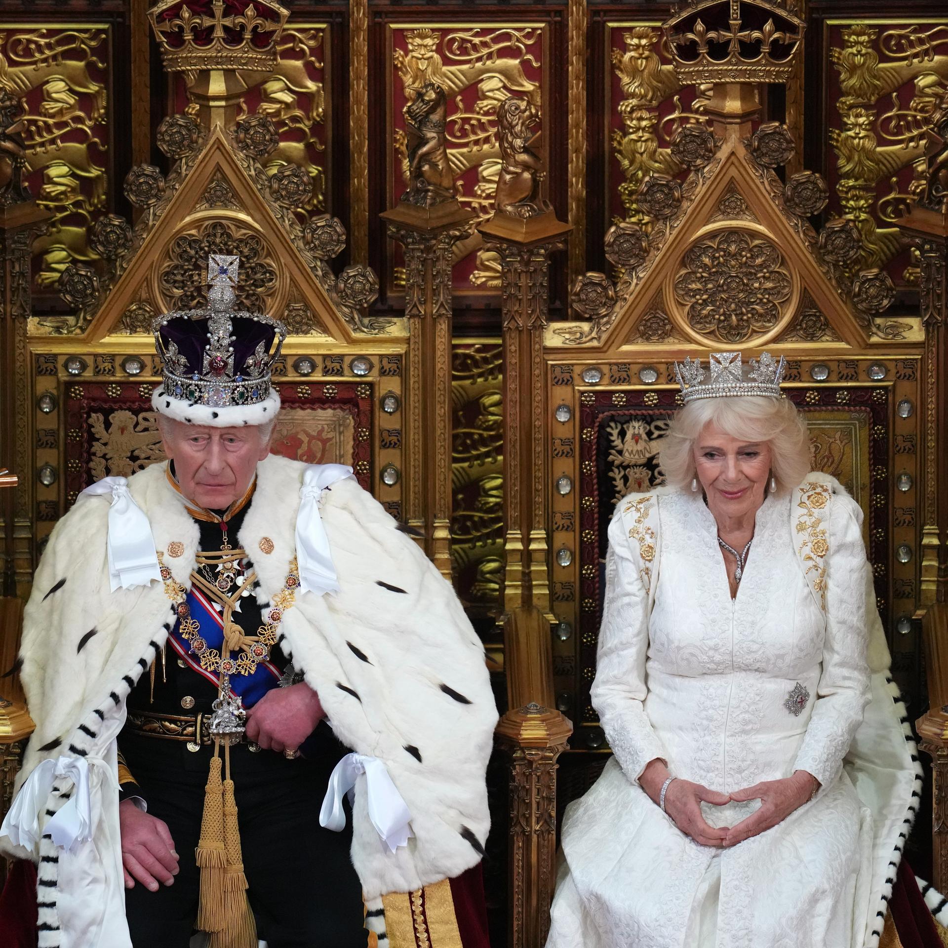 Großbritanniens König Charles III. sitzt neben Königin Camilla während der Eröffnung des Parlaments im Palace of Westminster in London 