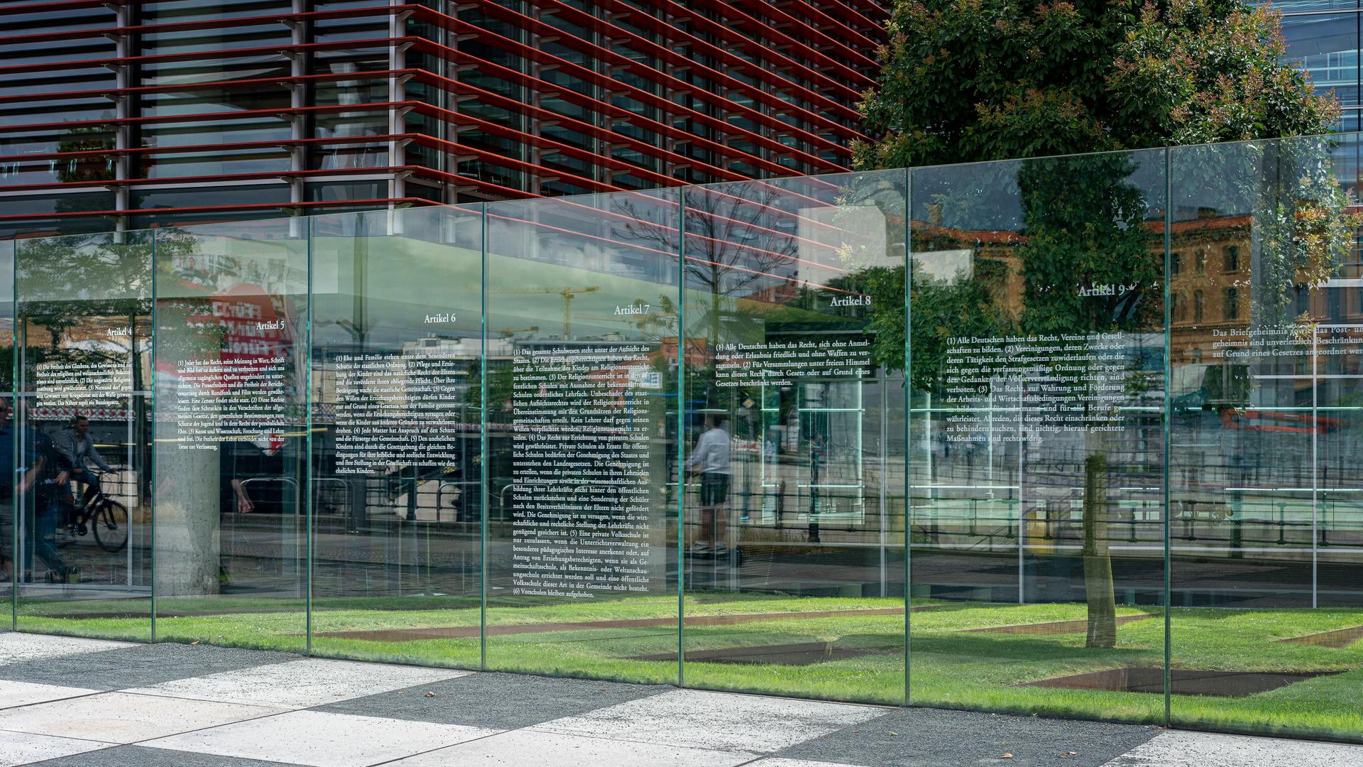 Das Kunstwerk Grundgesetz 49 an den Glasscheiben des Jakob Kaiser Haus am Reichstagsufer in Berlin.