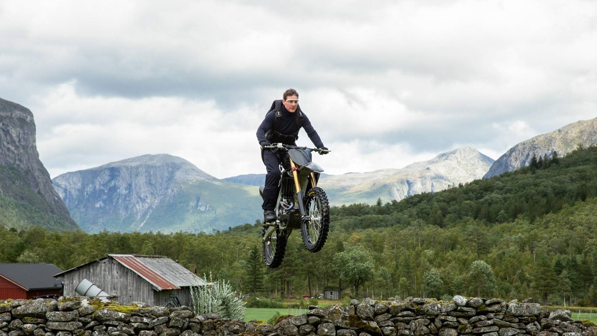 Tom Cruise fährt mit dem Motorrad über eine Rampe.