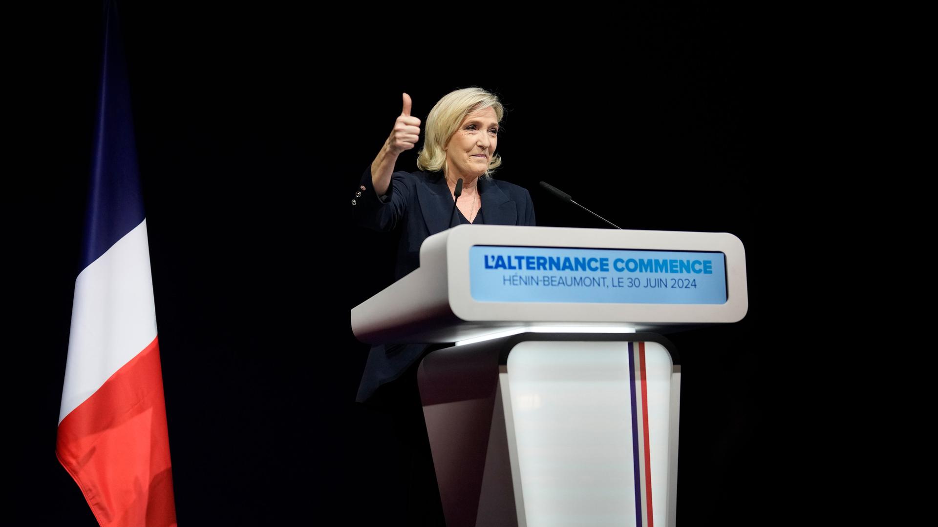 Marine Le Pen, Gallionsfigur der extremen Rechten in Frankreich, freut sich nach den ersten Hochrechnungen zur Parlamentswahl über das Ergebnis des rechten Bündnisses.