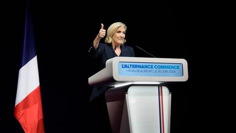 Marine Le Pen, Gallionsfigur der extremen Rechten in Frankreich, freut sich nach den ersten Hochrechnungen zur Parlamentswahl über das Ergebnis des rechten Bündnisses.