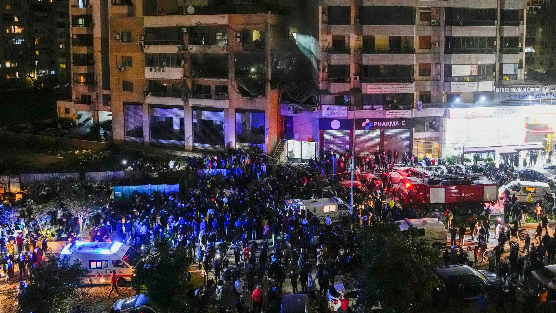 Libanon, Beirut: Menschen suchen nach einer schweren Explosion nach Überlebenden.