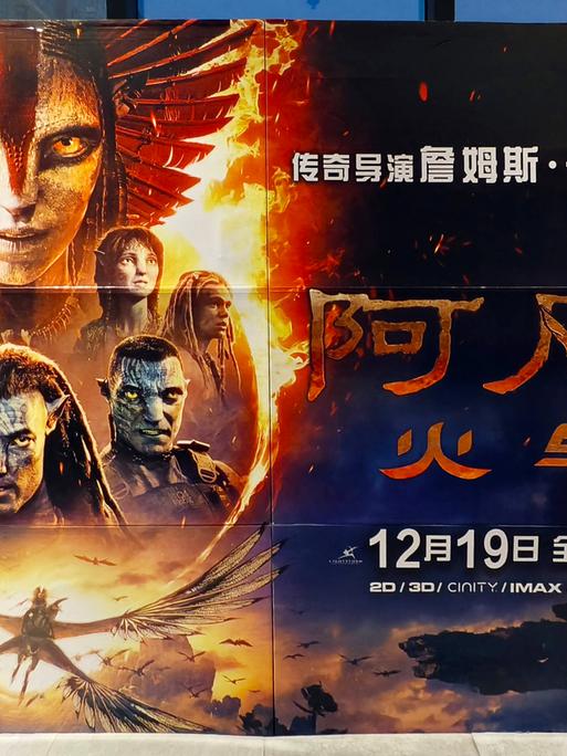 Das Filmplakat von Avatar: Fire and Ash mit chinesischen Buchstaben,