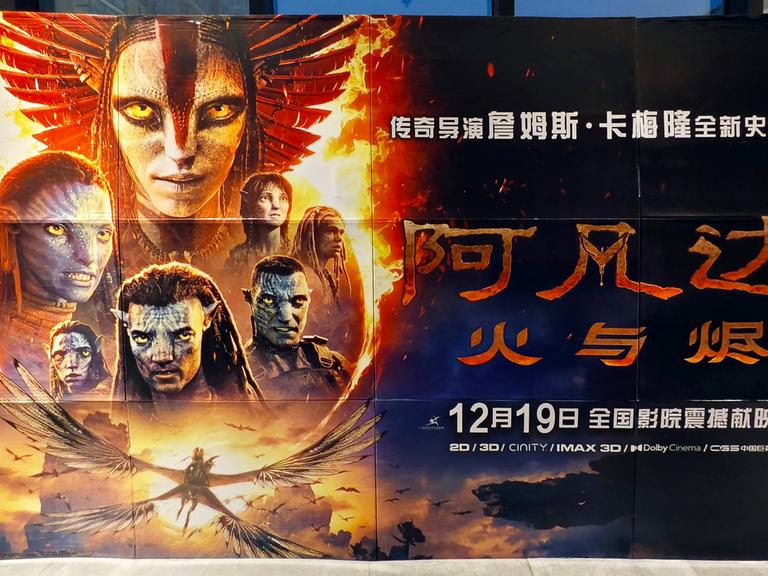 Das Filmplakat von Avatar: Fire and Ash mit chinesischen Buchstaben,