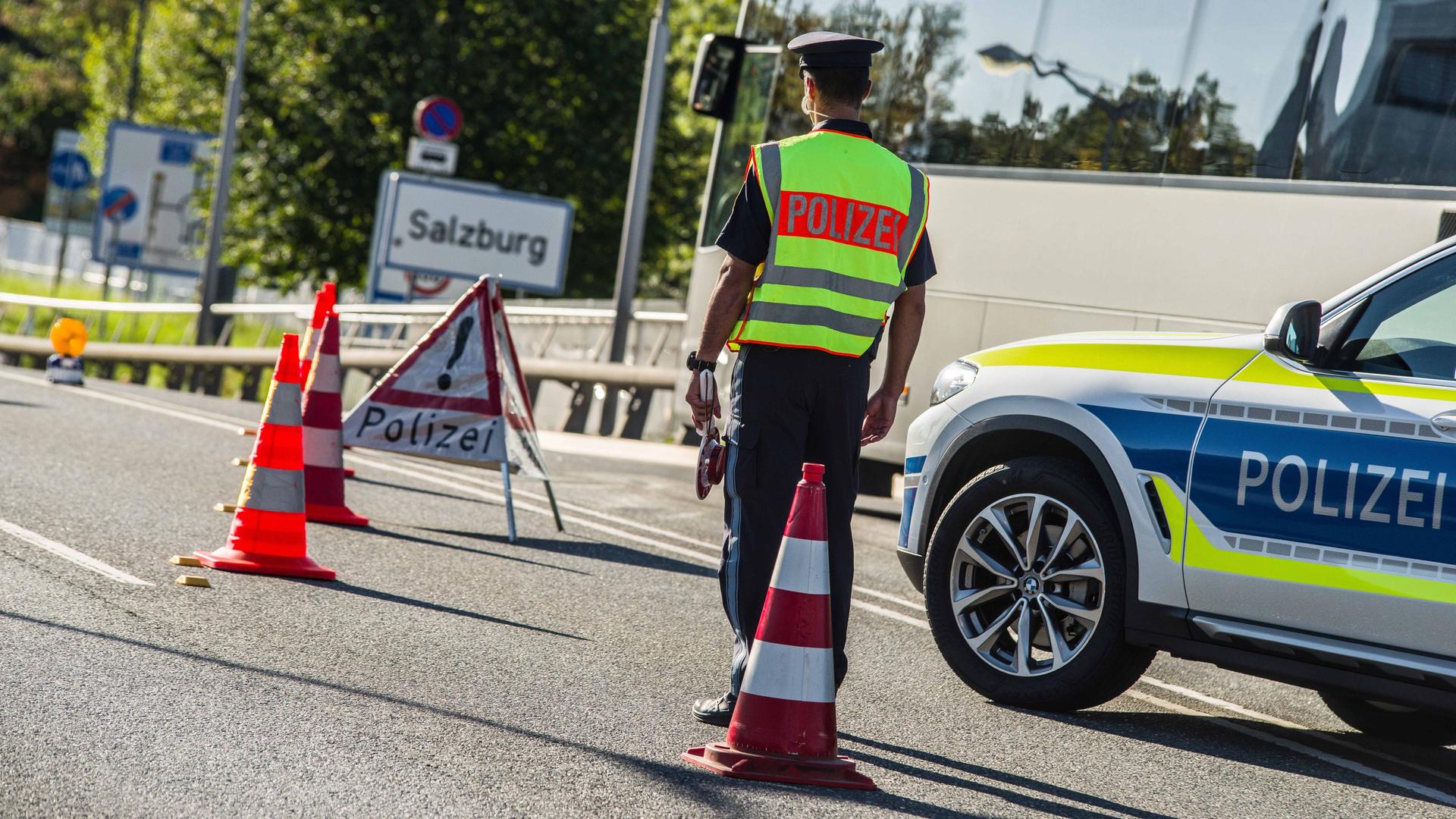 Bayerischer Grenzpolizist an der deutsch-österreichischen Grenze bei Salzburg.