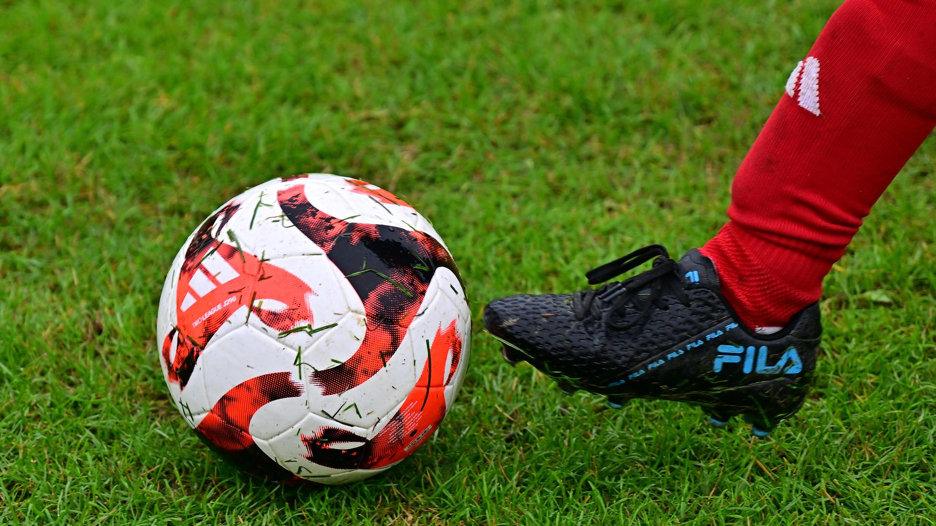 Fußballschuh und Ball