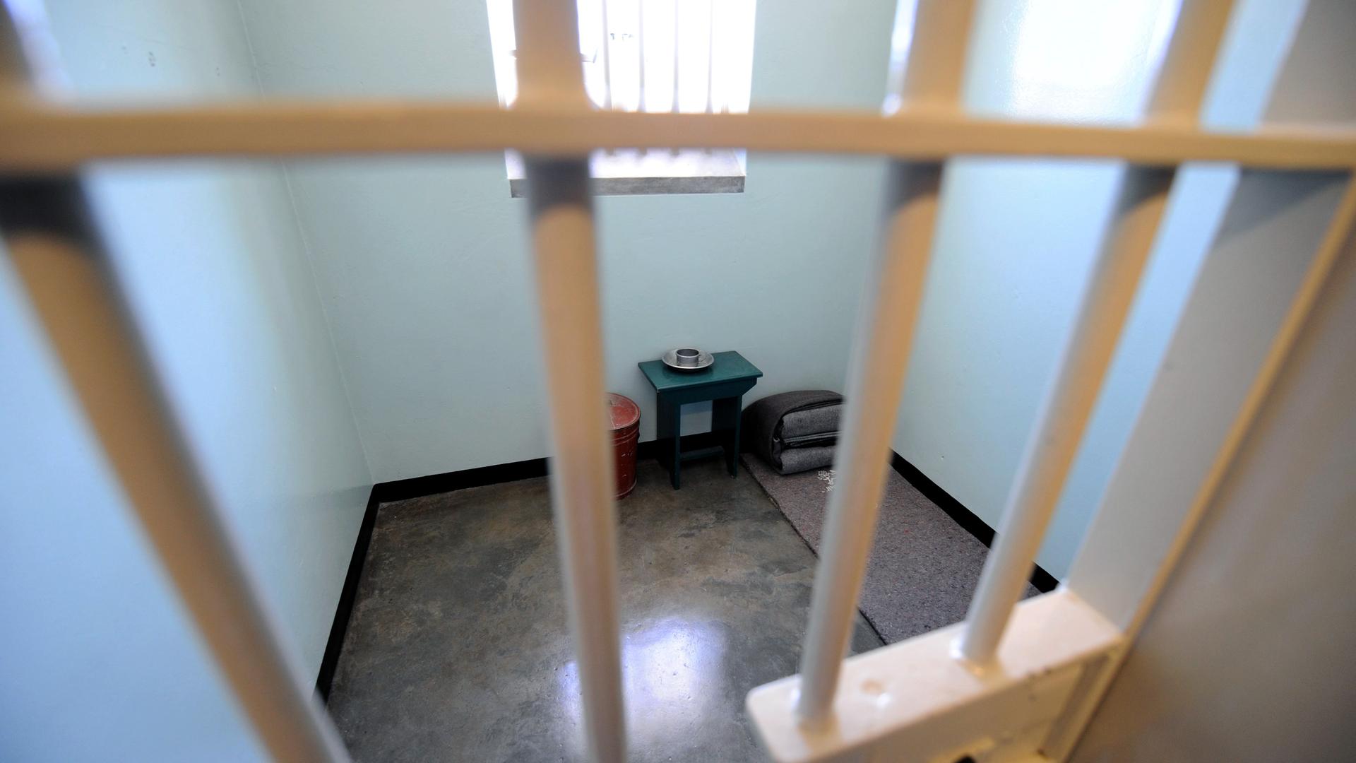Die verschlossene, leere Gefängniszelle, in der Nelson Mandela 27 Jahre auf der Gefängnisinsel Robben Island saß. Die verschlossene, leere Gefängniszelle, in der Nelson Mandela 27 Jahre auf der Gefängnisinsel Robben Island saß.
