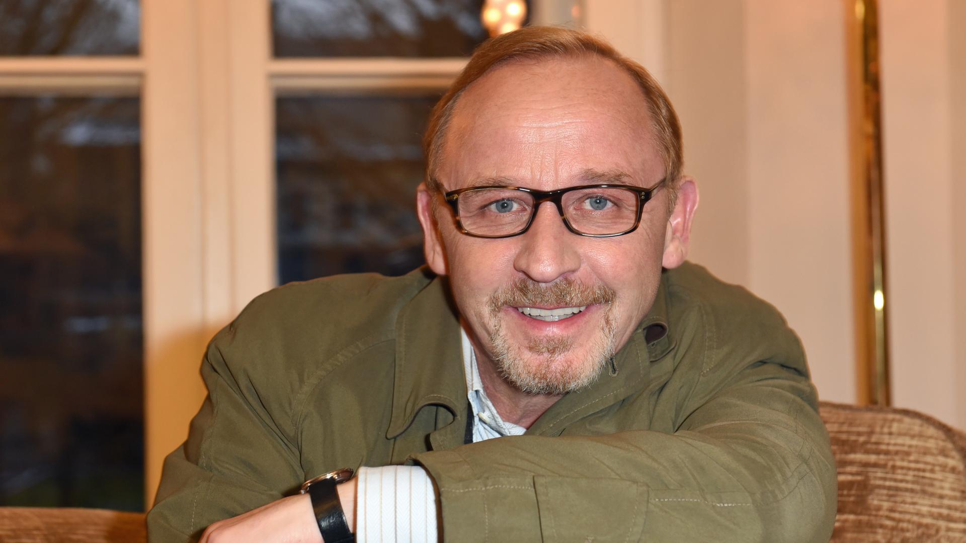 Alexander Held, in der Rolle des Ermittlers Ludwig Schaller, in einer Drehpause der ZDF-Krimiserie "München Mord". Alexander Held, in der Rolle des Ermittlers Ludwig Schaller, in einer Drehpause der ZDF-Krimiserie "München Mord".