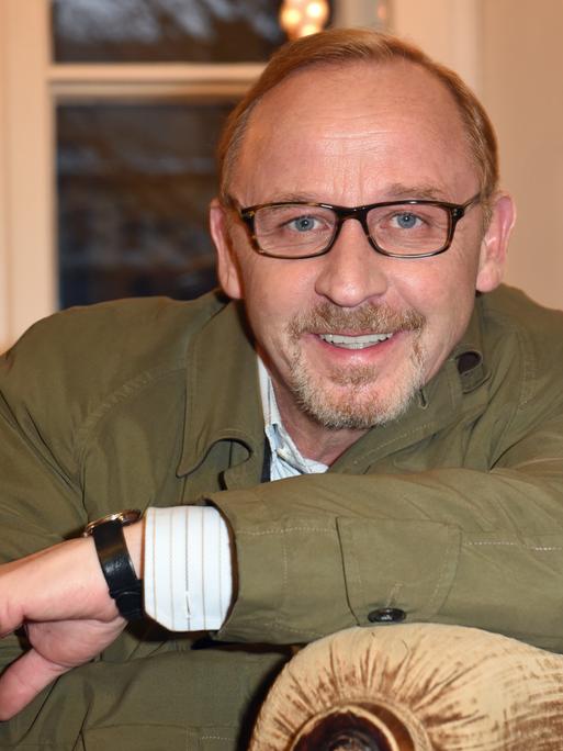 Alexander Held, in der Rolle des Ermittlers Ludwig Schaller, in einer Drehpause der ZDF-Krimiserie "München Mord".