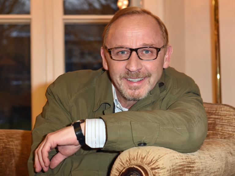 Alexander Held, in der Rolle des Ermittlers Ludwig Schaller, in einer Drehpause der ZDF-Krimiserie "München Mord".
