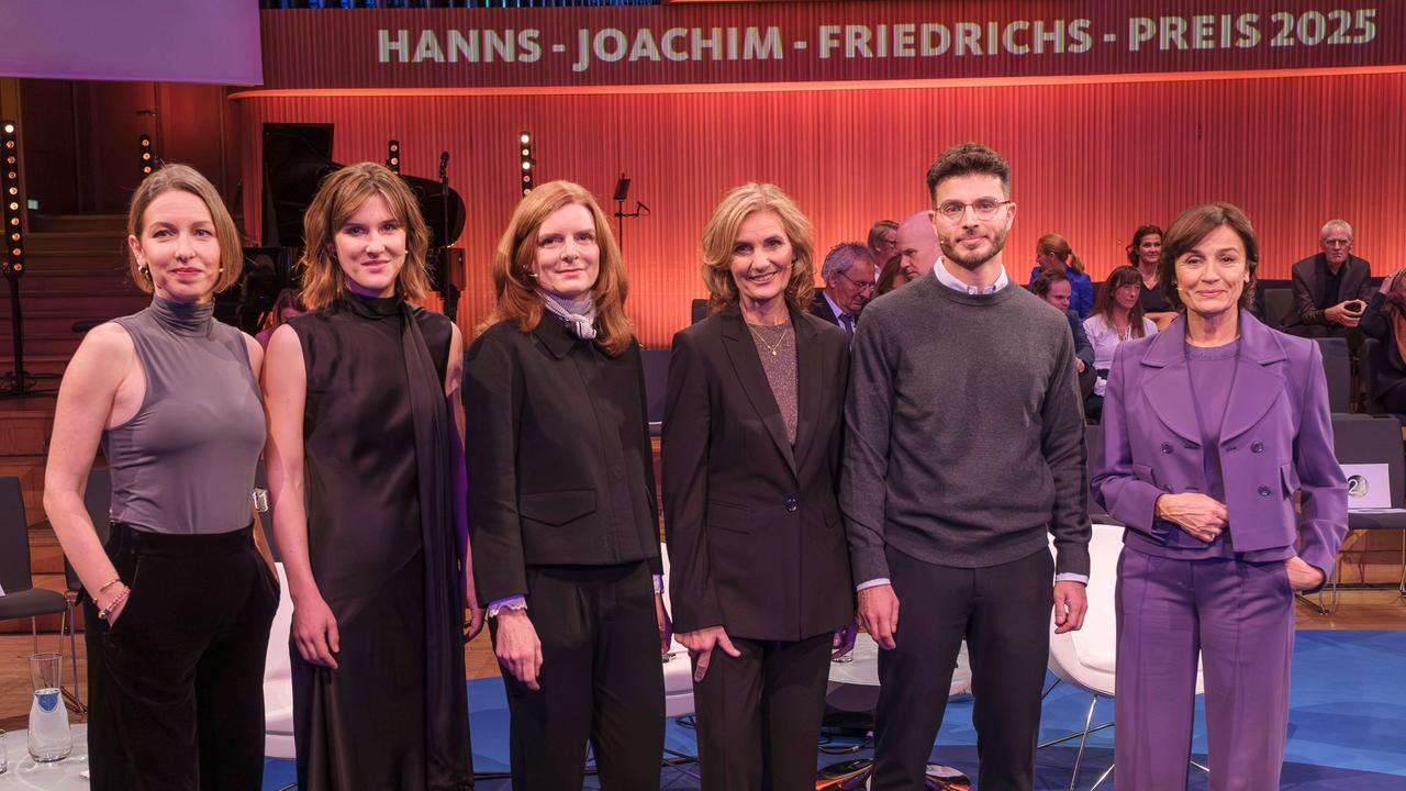 Hanns-Joachim-Friedrichs-Preis: Die Preisträgerinnen Willinger und von der Tann stehen links - daneben WDR-Intendantin Katrin Vernau; Katja Gloger für Reporter ohne Grenzen, Förderpreisträger Borhan Akid und die Moderatorin Sandra Maischberger.