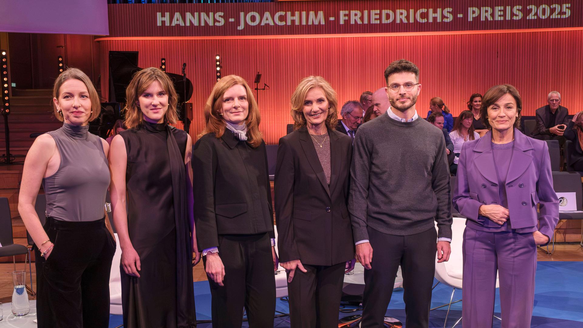 Hanns-Joachim-Friedrichs-Preis: Die Preisträgerinnen Willinger und von der Tann stehen links - daneben WDR-Intendantin Katrin Vernau; Katja Gloger für Reporter ohne Grenzen, Förderpreisträger Borhan Akid und die Moderatorin Sandra Maischberger.