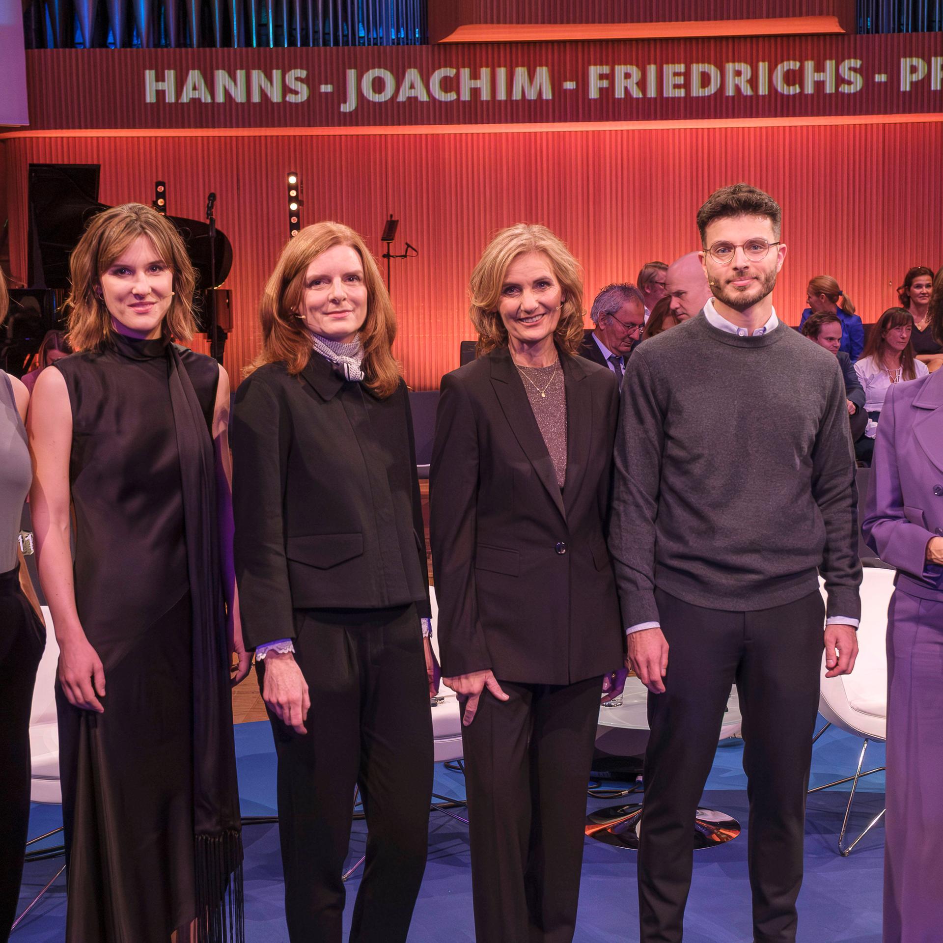 Hanns-Joachim-Friedrichs-Preis: Die Preisträgerinnen Willinger und von der Tann stehen links - daneben WDR-Intendantin Katrin Vernau; Katja Gloger für Reporter ohne Grenzen, Förderpreisträger Borhan Akid und die Moderatorin Sandra Maischberger.
