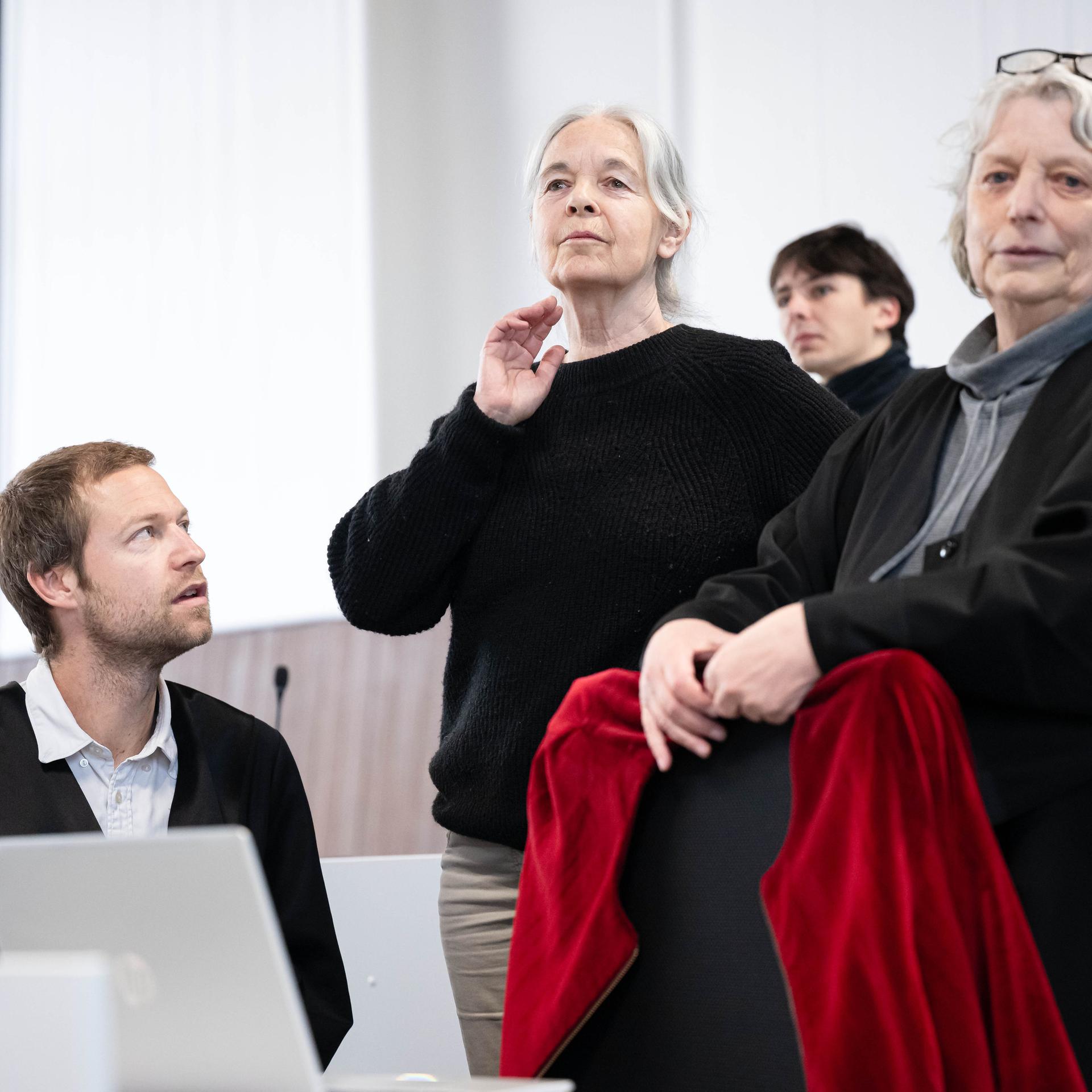 Niedersachsen, Verden: Die Angeklagte Daniela Klette (M) steht mit ihren Anwälten Undine Weyers (r) und Lukas Theune (l) zu Beginn des Verhandlungstages im provisorischen Gerichtssaal des Landgerichts Verden in Verden-Eitze.