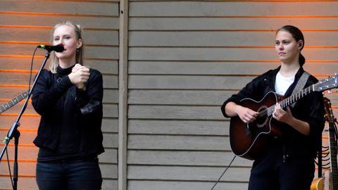 Anika Jankowski (l.) live beim Acoustics Open Air Konzert auf dem Konzertplatz Weißer Hirsch in Dresden am 01.08.2021