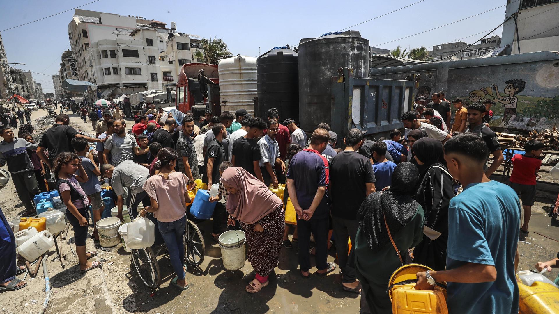 Palästinenser versuchen in Gaza-Stadt im Gazastreifen ihre Trinkwasservorräte aufzufüllen. Die Versorgungslage der Menschen ist katastrophal, ein Ende der Kämpfe noch nichtg greifbar.