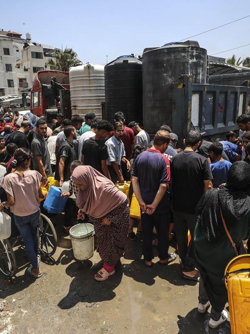 Palästinenser versuchen in Gaza-Stadt im Gazastreifen ihre Trinkwasservorräte aufzufüllen. Die Versorgungslage der Menschen ist katastrophal, ein Ende der Kämpfe noch nichtg greifbar.