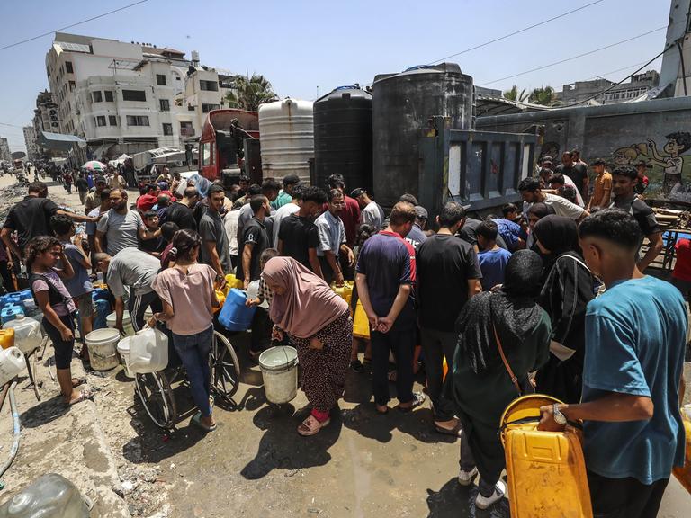 Palästinenser versuchen in Gaza-Stadt im Gazastreifen ihre Trinkwasservorräte aufzufüllen. Die Versorgungslage der Menschen ist katastrophal, ein Ende der Kämpfe noch nichtg greifbar.